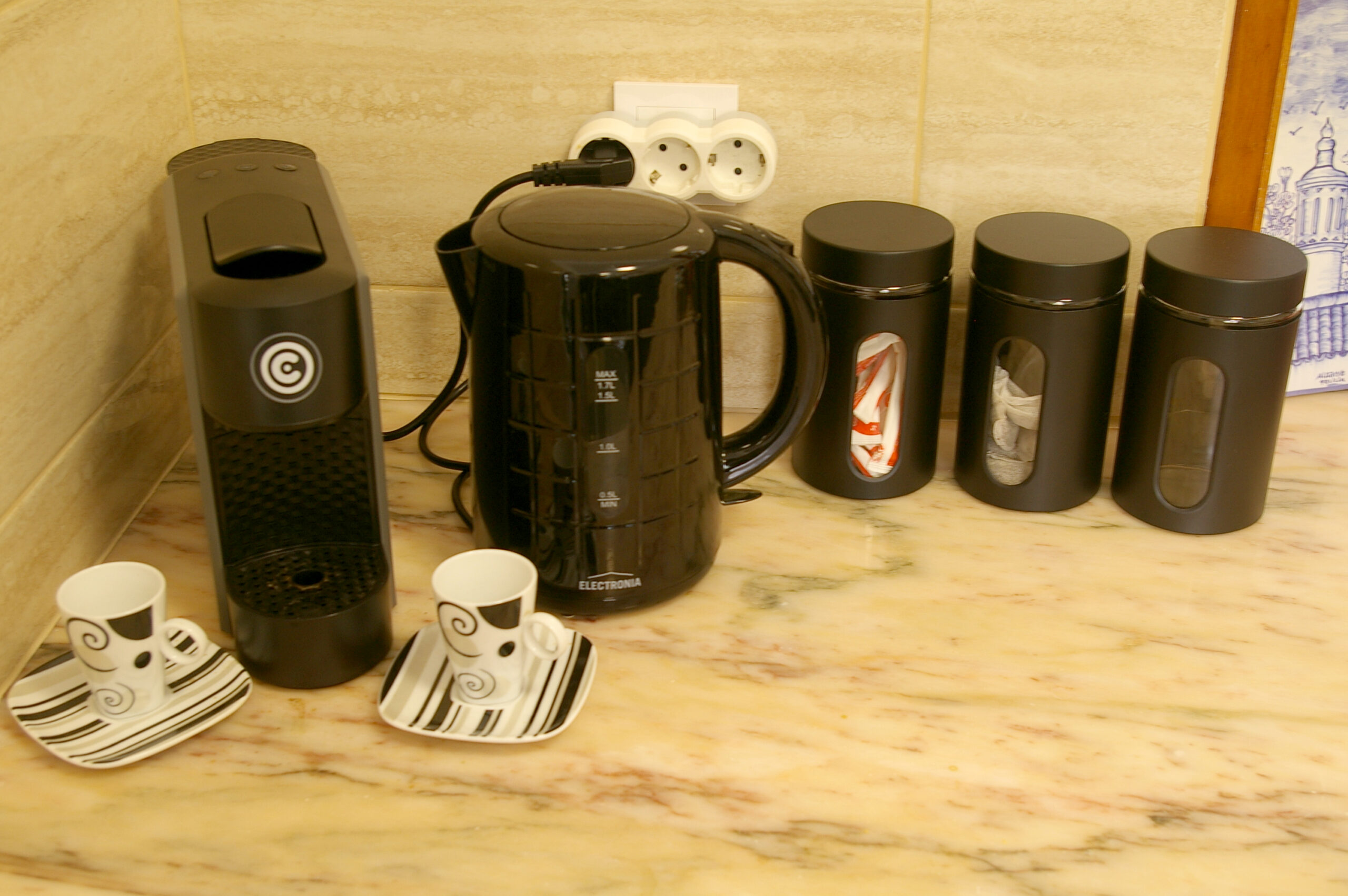 Capsule coffee machine and kettle
